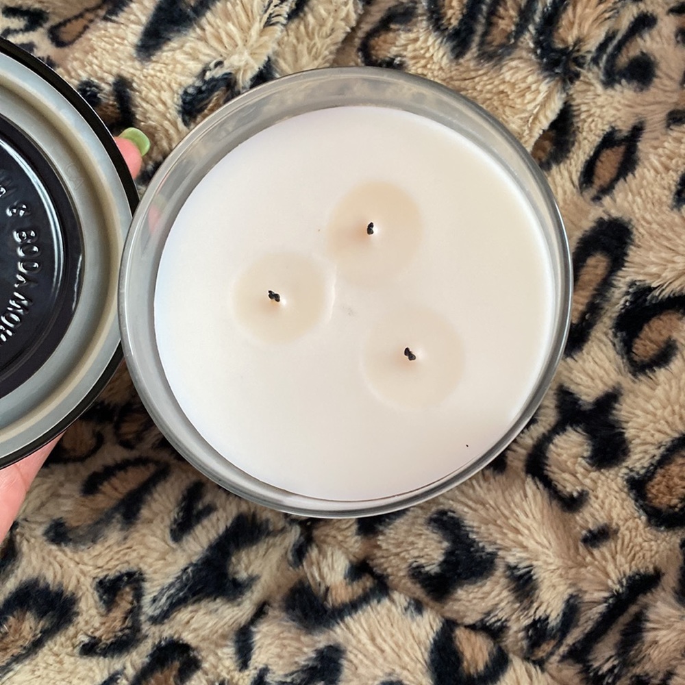Bath and body works candle - Picture 2 of 3